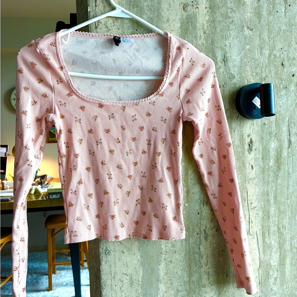 H&M Pink Long-Sleeve Scoop Neck Floral Ribbed Top